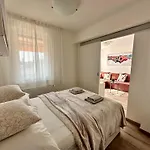 City Break Apartment - Private Garage, Ac, Balcony