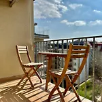 City Break Apartment - Private Garage, Ac, Balcony
