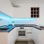 Comfort Court Apartment - Free Parking, Balcony