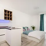 Comfort Court Apartment - Free Parking, Balcony