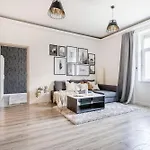 Casadeco Budapest Apt-Stunning New York Cafe View