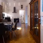 Parkside Large Modern Garden View Apartment