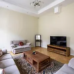 Graceful & Cozy Dream Home Next To The Opera House