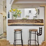 Charming Studio With Bistro Kitchen