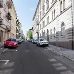 Trendy Central Apartment At Castle