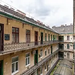 R49 Rakoczi Apartment