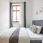 Central Deluxe Gozsdu Court Apartment