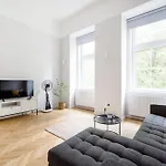 Serene And Spacious Apartment In The Centre