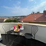 Budacastle Panoramic Luxurious Family Apt, Free Parking Included