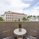 Luxy Central Spacious & Cozy Residence With Balcony