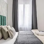 Luxy Central Spacious & Cozy Residence With Balcony