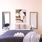 Exclusive & Cozy Central Suite W\' Balcony
