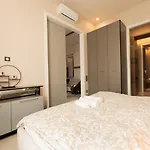 Luxurious Grand Deco Suite On The St Stephen Road