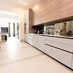 Luxurious Grand Deco Suite On The St Stephen Road