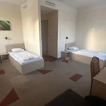 Free Parking, Free Breakfast, Only 15 Minutes To City Center