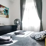 N16-Spacey, Modern Family Flat For 5
