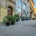 Lovolde Square - Next To Famous Andrassy Avenue