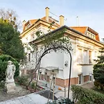 Nestled Romance, Buda\'S Hilltop Heaven