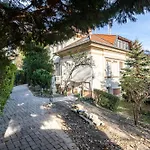 Nestled Romance, Buda\'S Hilltop Heaven