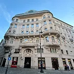 Downtown Royal De Lux