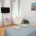 Barbaras Authentic Apartment