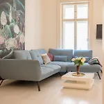 Spacious 3 Bedroom, 3 Ensuite Bathroom Elegant Apartment Near The Opera House