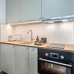 Spacious City Oasis - Modern Design