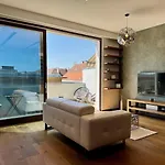 Panoramic Views - Luxury Downtown Home