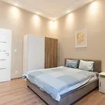 New And Spacious Apt In Downtown