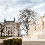 Atlanta Apartment Is In The Heart Of Budapest
