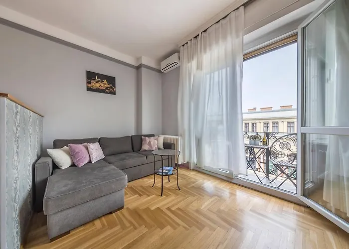 Astoria Balcony Apartment