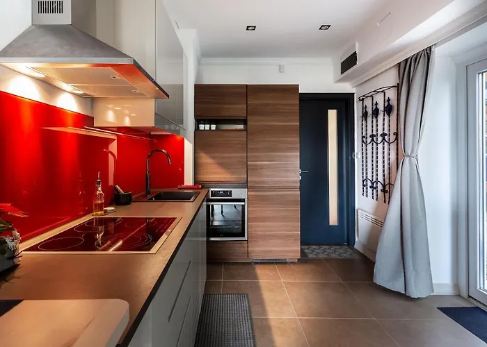 Panoramic Comfort In The Luxurious Green District!