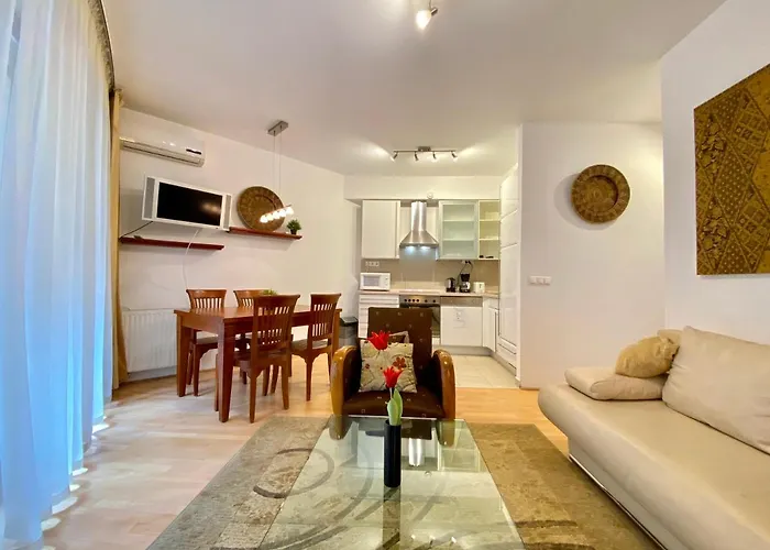 Downtown Vibe-Kiraly II Apts W Private Balcony