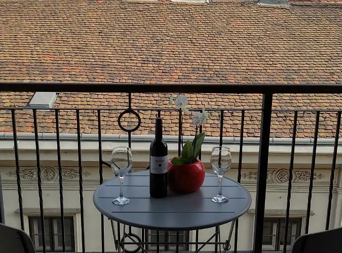 Prime Central Apartment With Balcony