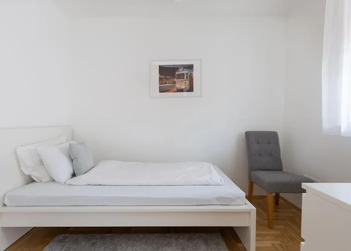 Cozy 3-Bedroom Apartment In The Heart Of Budapest