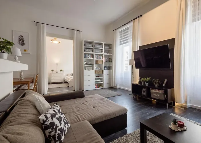 Spacious Apartment Almassy