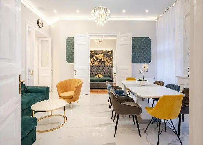 Premium Art Deco Apartment At Broadway // 4Bdr & 3Br