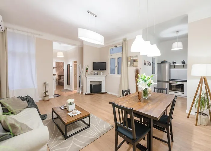 Downtown Heart 3 Bdr, 2 Bath, A/C