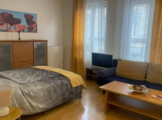 Central Studio Close To Andrassy Avenue For 4 Persons