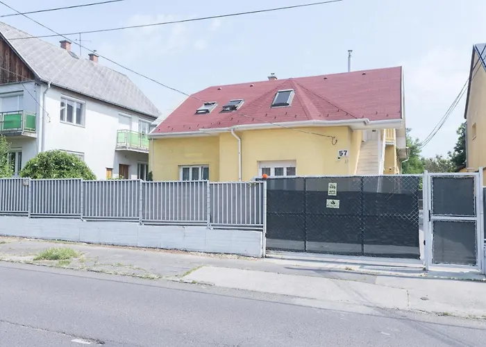 Hi-Bp Garden City Batsanyi Apartment 3 Rooms, Apartment Upstairs Near The City Train With Free Parking