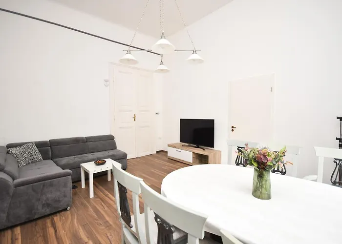 Modern & Huge Apartment 4 Bedroom 2 Bathroom