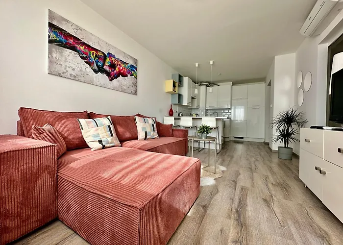 City Break Apartment - Private Garage, Ac, Balcony