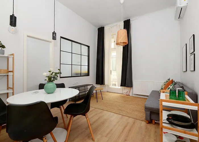 Avocado Apartments K42