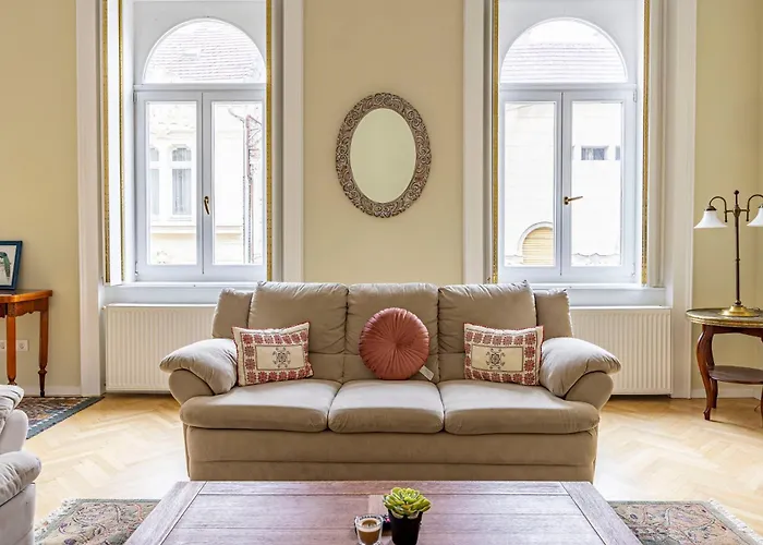 Graceful & Cozy Dream Home Next To The Opera House