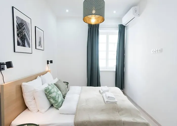 Trendy Central Apartment At Castle