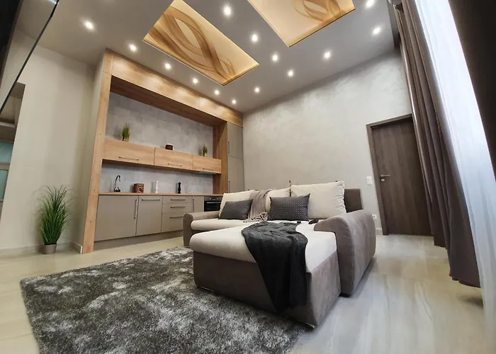 Central Comfort Suite For 6 By Oktogon