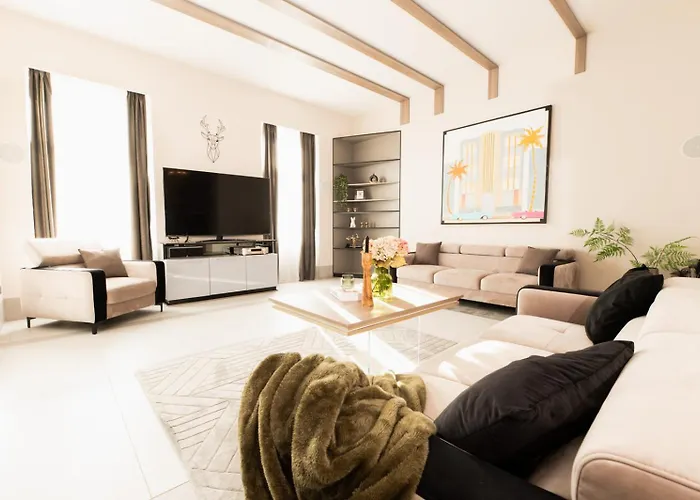 Luxurious Grand Deco Suite On The St Stephen Road
