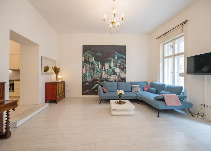 Spacious 3 Bedroom, 3 Ensuite Bathroom Elegant Apartment Near The Opera House