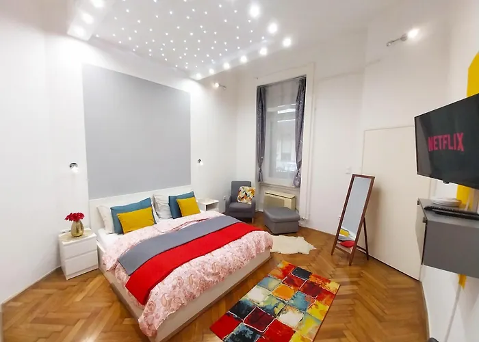 King Bed & Cozy Lighting, Free Wifi In Budapest