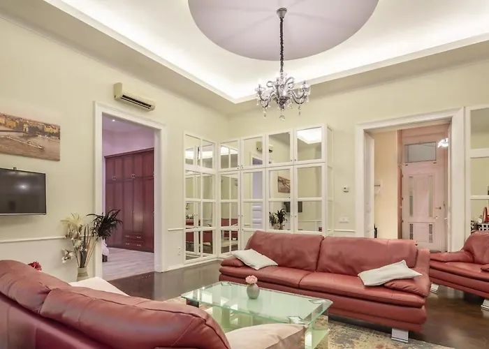 Spacious Elegant Central Home At The River